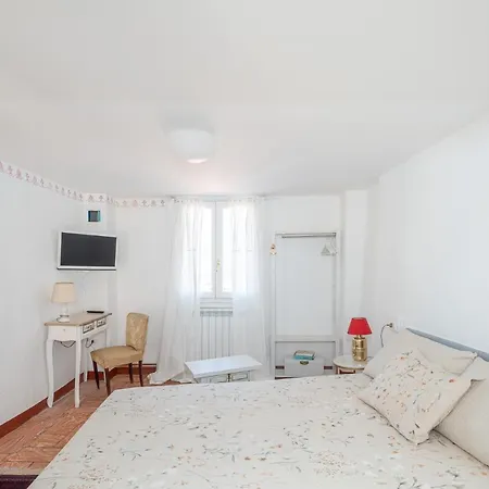 On The By Solutions דירה